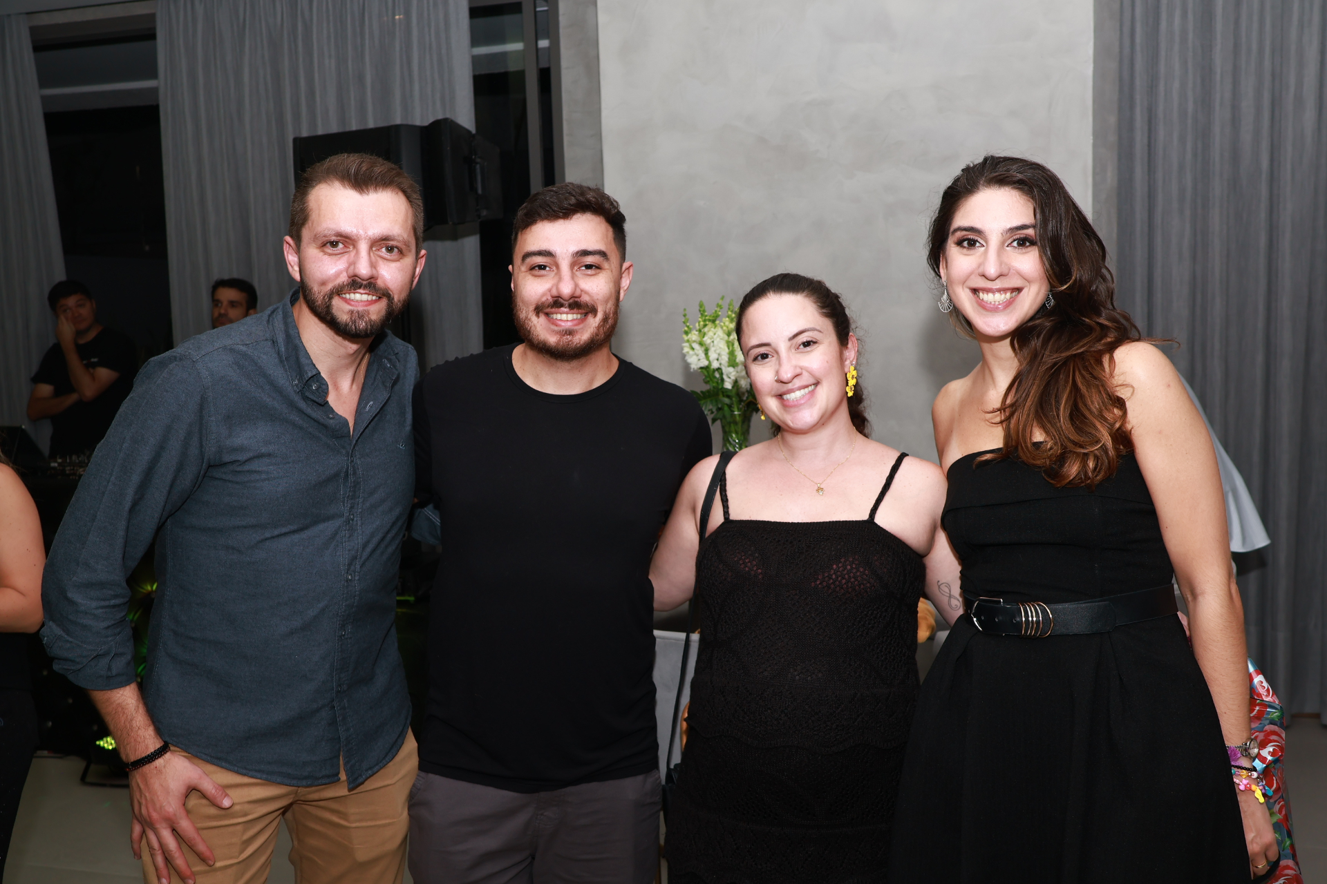 Aniversário — convidados sorrindo